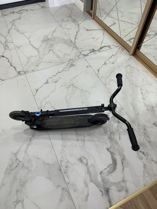 Самокат m-cro черного цвета