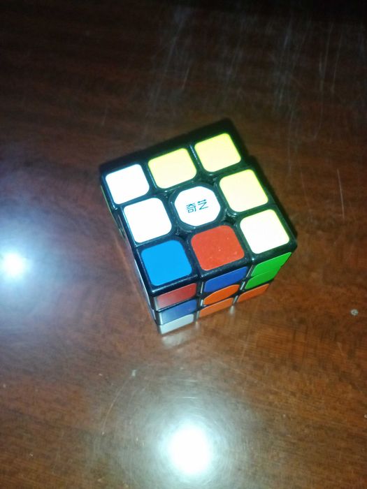Kubik rubik 3x3 holati ideal professionallar uchun qulay