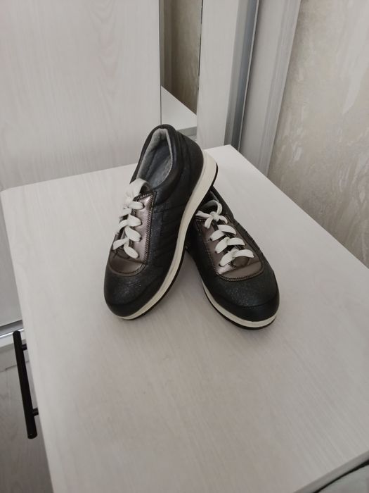 Кизлар учун оёк кийим сотилади 32-размер