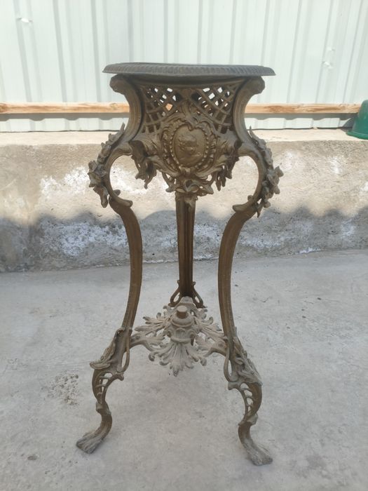 Подставка для цветов и ваз