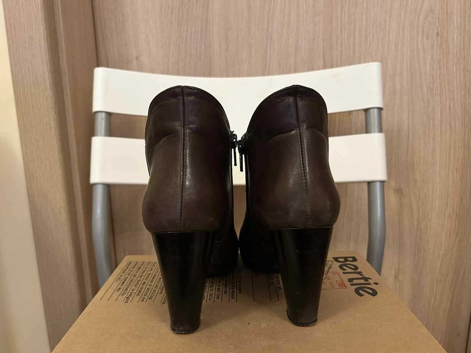 Тъмнокафяви дамски боти на ток