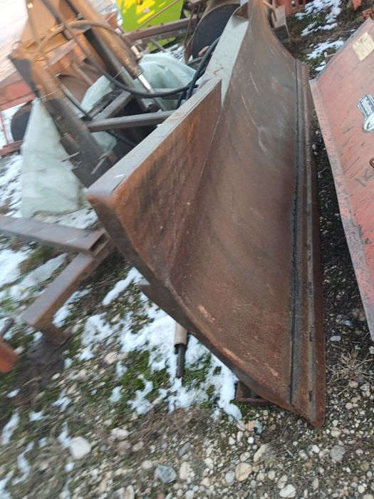 Lama zăpadă în fata la tractor