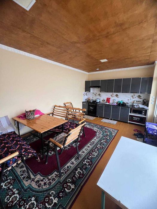 Boyovut shaxarchasida hovlili uy sotiladi !