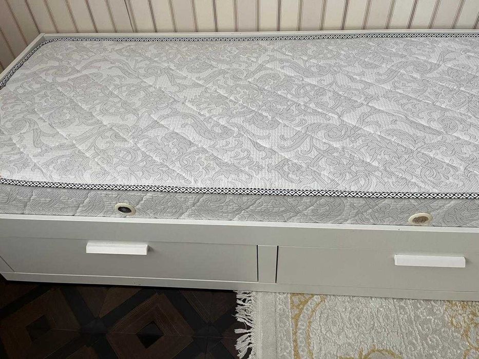 Кровать 1.6х2м с матрасом