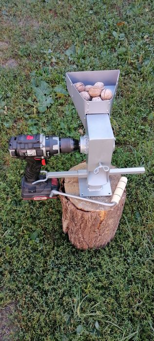 Masina de spart nuci manuala , la bormasina /electrica