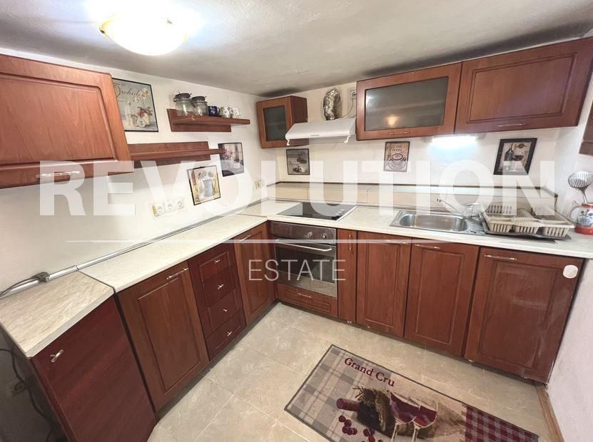 Тристаен апартамент в района на м-т Траката!