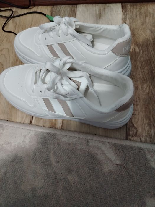 Кроссовки брала с китая