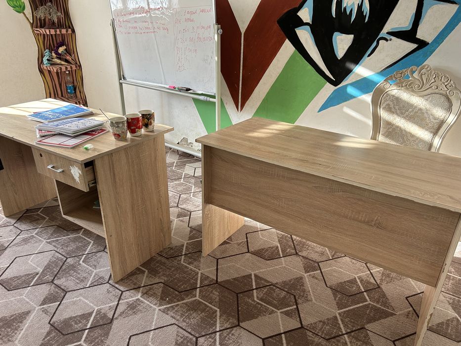 Шкаф, парта, гүл