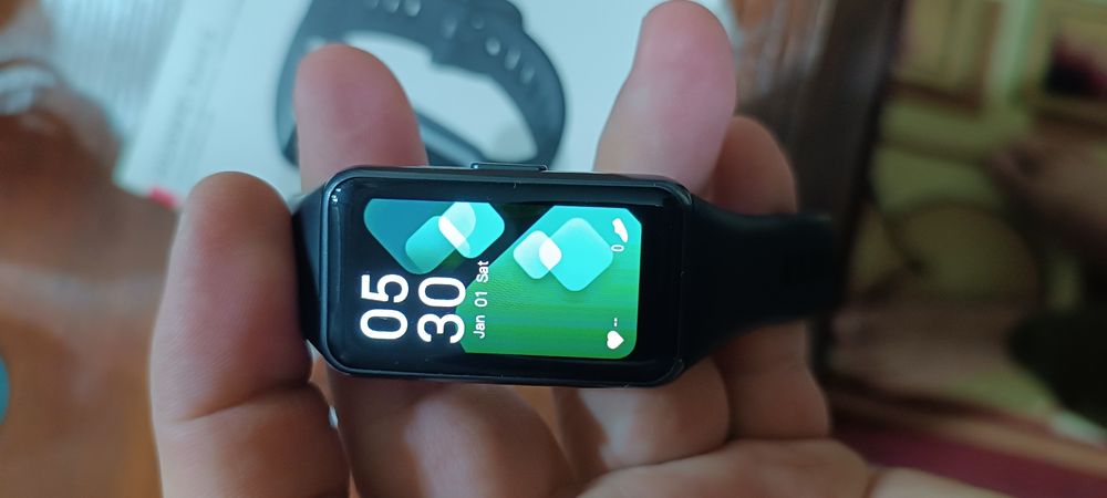 Huawei band 6 modeli sotiladi