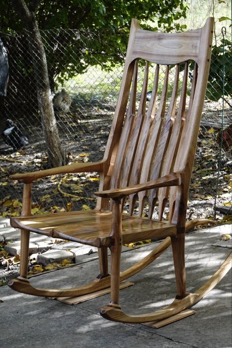 Scaun balansoar din lemn masiv de nuc