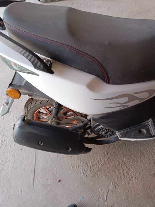 Продам скутер на бензине