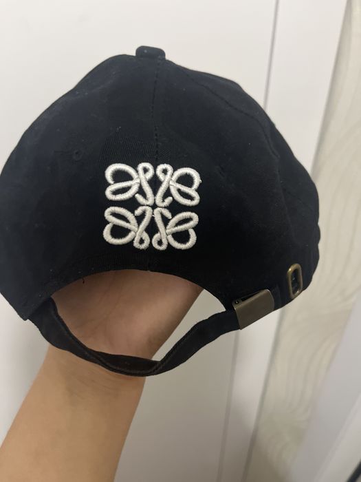 Кепка от бренда LOEWE