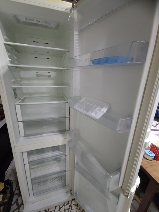 Холодильник LG в хорошем состоянии.