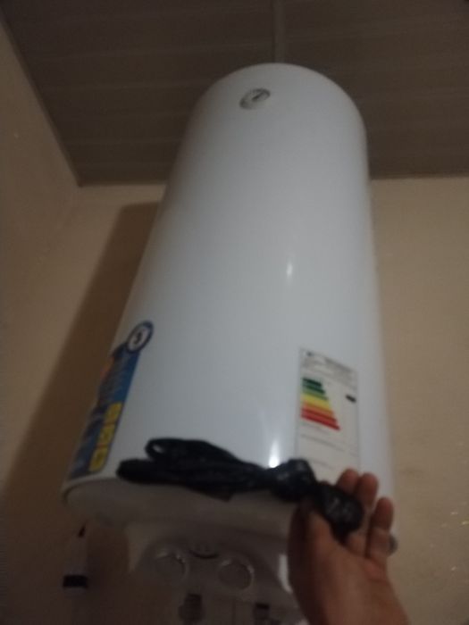 Аристон оргинал 100литр продаётся очен хороший состаяне