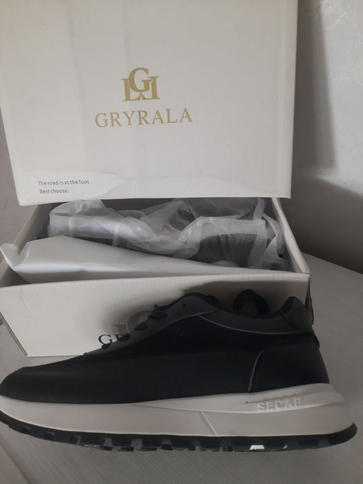 Женские кроссовки