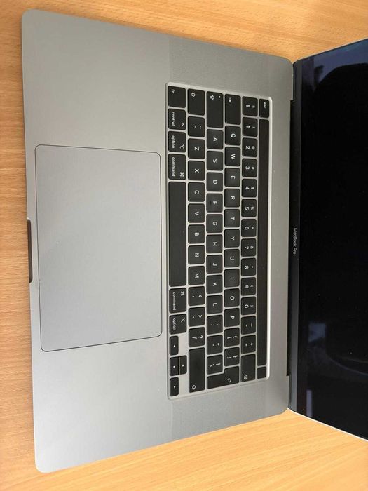 MacBook Pro 16” (2019)–i7 2.6 GHz, 16GB RAM, SSD 512GB, AMD Radeon Pro