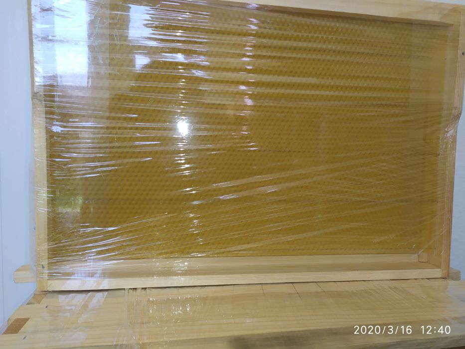 Пчелни рамки със залепени Восъчни основи