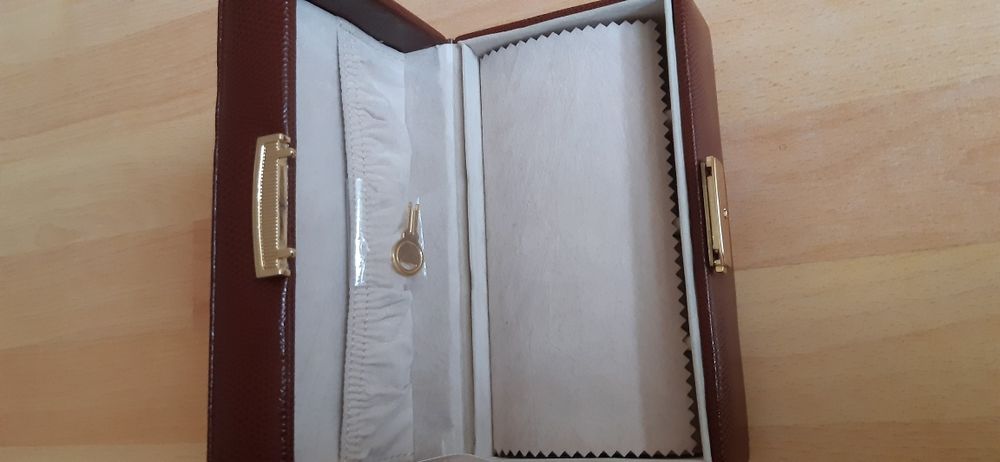 Caseta din piele ptr Bijuterii si Ceasuri, cu cheie, model deosebit