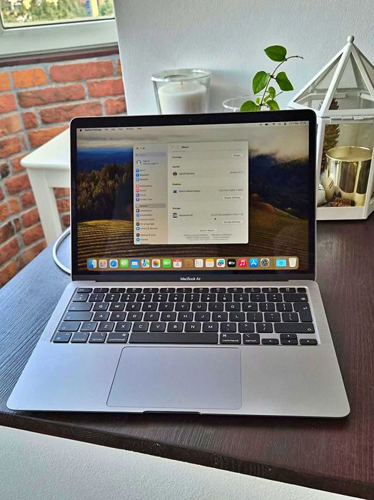 MacBook Air M1 argintiu din Noiembrie 2021