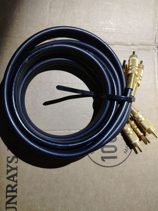 Cablu audio video cu trei mufe RCA metalice. Este ecranat