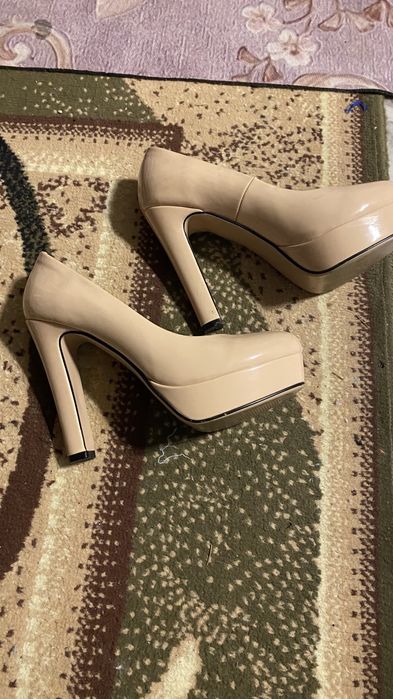 Продам туфли бежевые.Размеры 38.