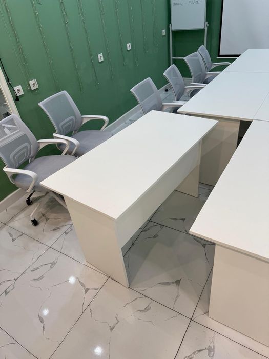 Продам стол и стулья для офиса