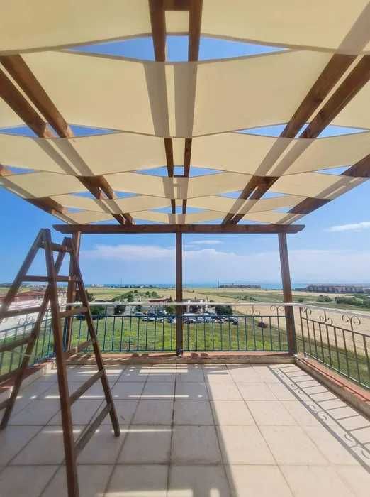 Изграждаме дървени навеси, плажни барове, подиуми, беседки, парапети.