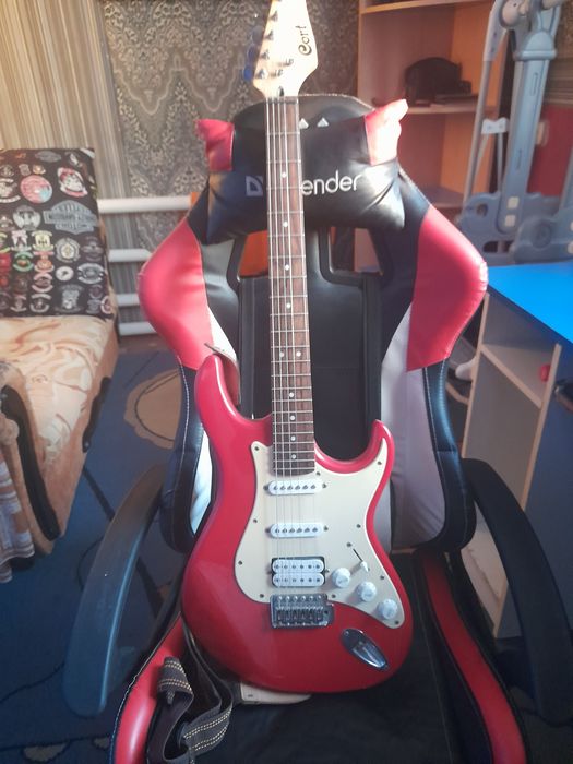 Продам электро-гитару Corn с усилителем