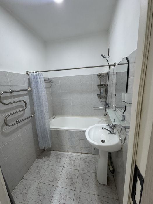 Своя. Сергели 8-ҳудудда ҳамма шароити бор ғиштли уй ижарага берилади.