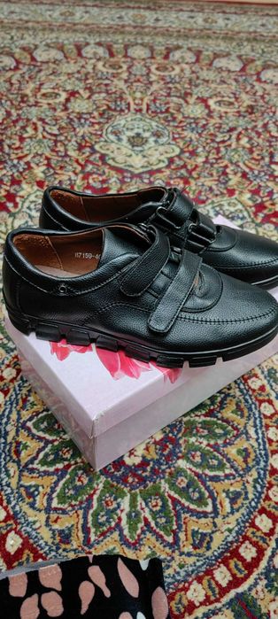 Продам  новые туфли на мальчика
