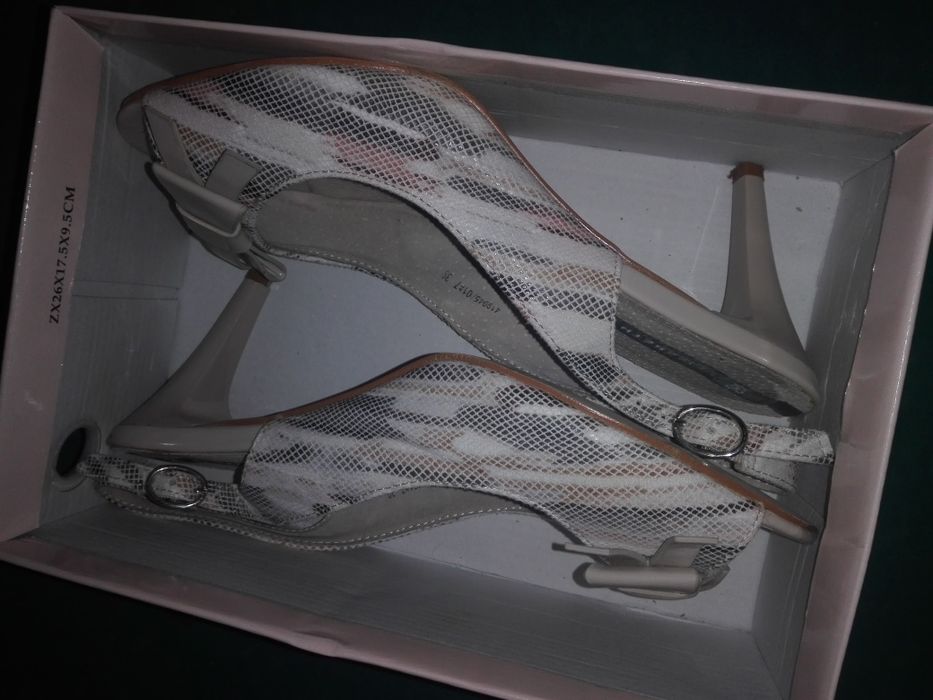 Кожаные босоножки женские