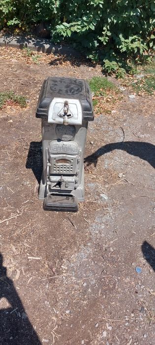 Чугунена печка на дърва