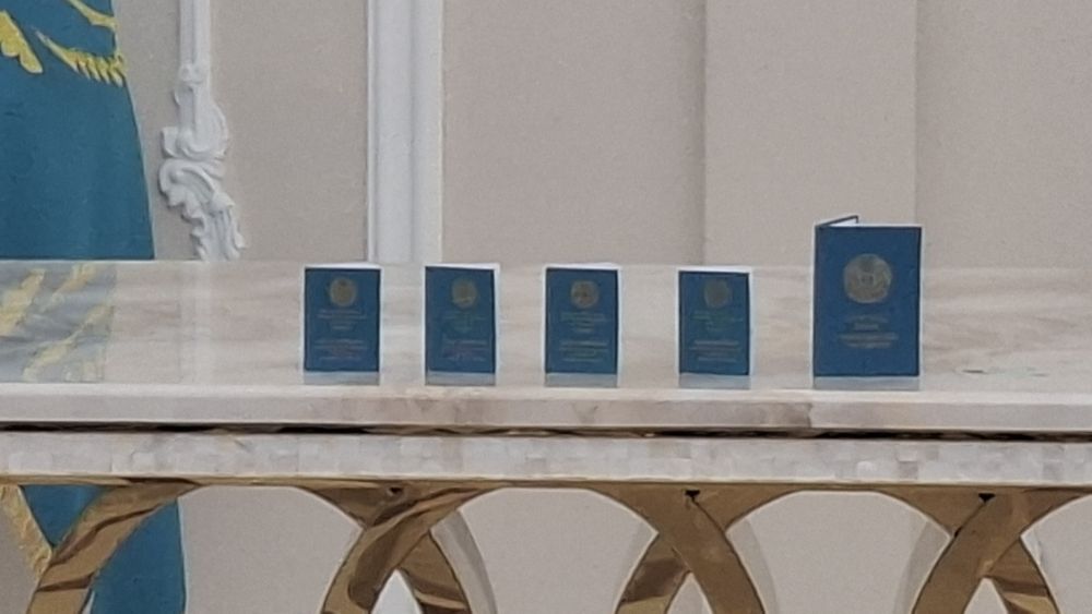 15 орындығымен 3метр столымен сатылады.