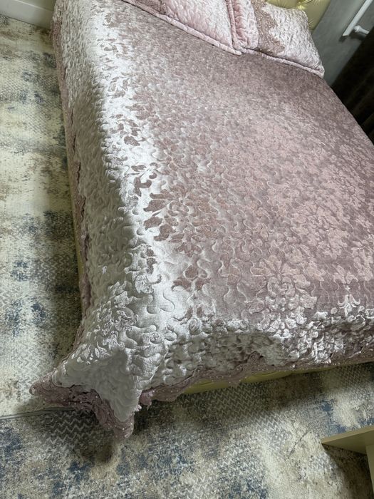 Продам шикарное покрывало с наволочками