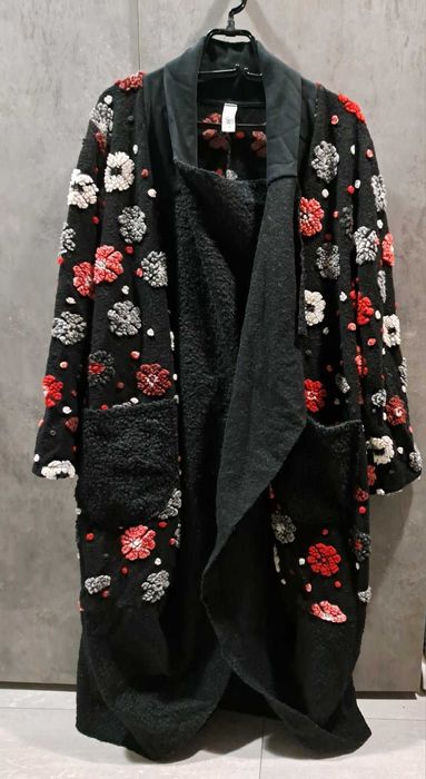 НОВА топла жилетка с релефни многоцветни цветя