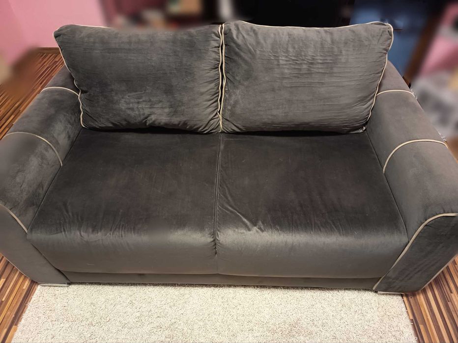 Двуместен сив диван