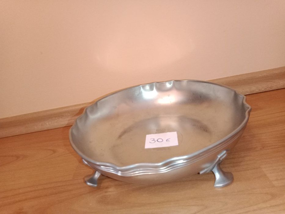 Tavă,Fructieră metalică, cană bronz model deosebit