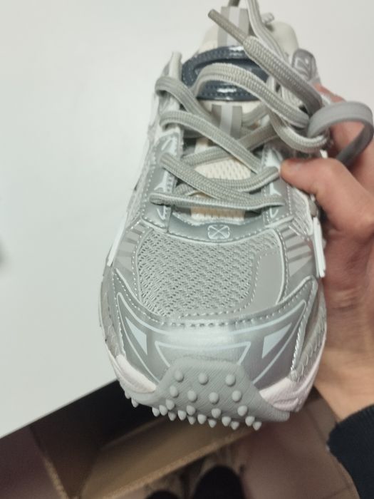 Спортивные кроссовки