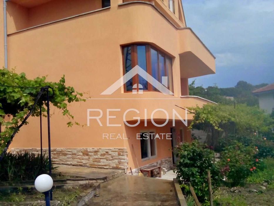 Дава се под наем Къща в к.к. Св.Св. Константин и Елена - 350 кв.м за 1000 € - Снимка #1