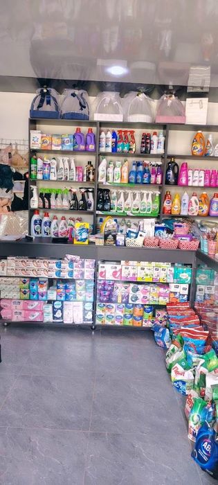 Магазин учун витрина ва полкалар.