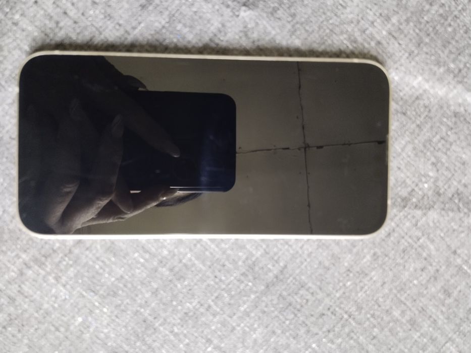 Продам iPhone 13 белый
