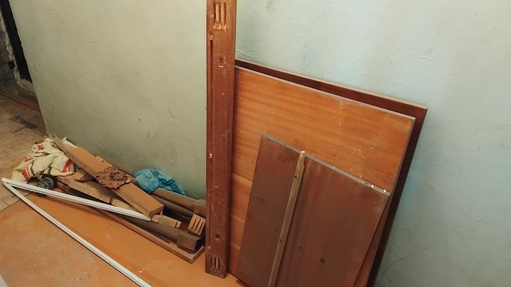 Продам деревянный дверь и тумба из дерева