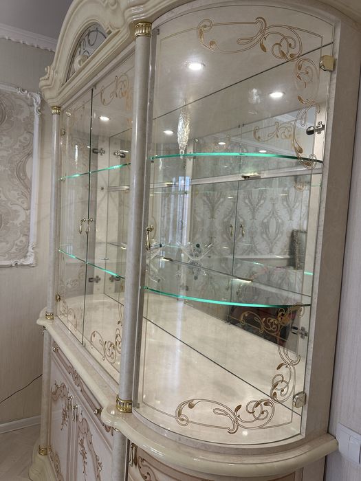 Продам витрину в гостинную для посуды