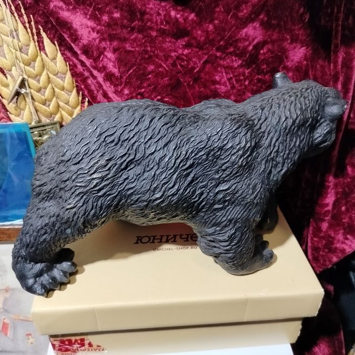 Медведи бронзовые