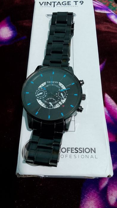 Новые часы стильные.