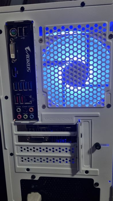 Unitate PC Gaming: Ryzen 7 3700x/32GB RAM/GTX 1080 8GB/SSD 256/1TB/RGB