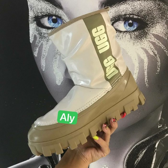 Adidasi si ugg-uri pret redus