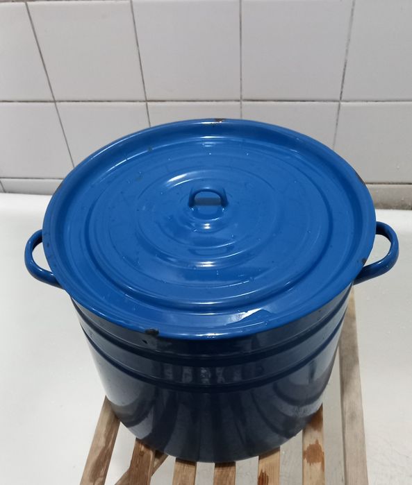 Большая эмалированная кастрюля на 20 литров