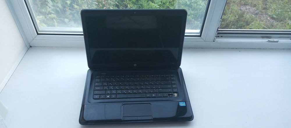 HP 2000 Notebook PC состояние (бу)+ игровая мышь и коврик
