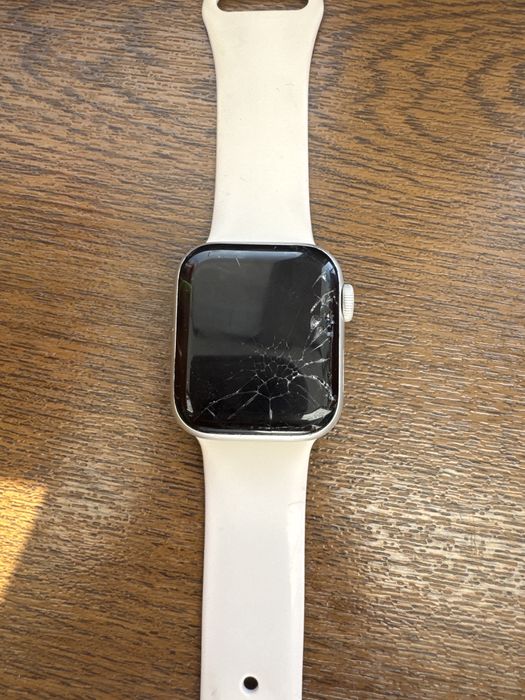 Apple Watch Series 4 (40 мм), рабочие, но разбит экран